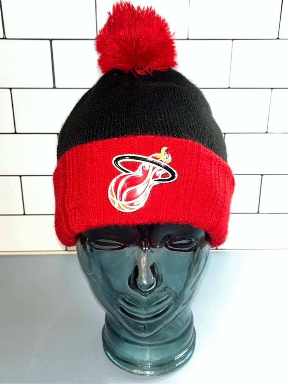 Hardwood Classics New Era Miami Heat Metal Logo knit Pom Beanie Ski winter metal